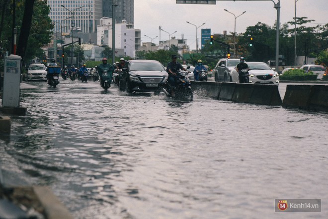 Nhiều tuyến đường Sài Gòn ngập nặng sau mưa lớn, siêu máy bơm chống ngập gần 100 tỉ đồng bị vô hiệu - Ảnh 8.