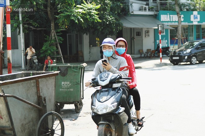 Chùm ảnh: Hôm nay Hà Nội nắng nóng gắt nhất từ đầu mùa, người dân vật vã khi ra đường - Ảnh 5.