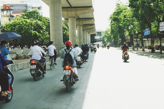 Chùm ảnh: Hôm nay Hà Nội nắng nóng gắt nhất từ đầu mùa, người dân vật vã khi ra đường - Ảnh 3.