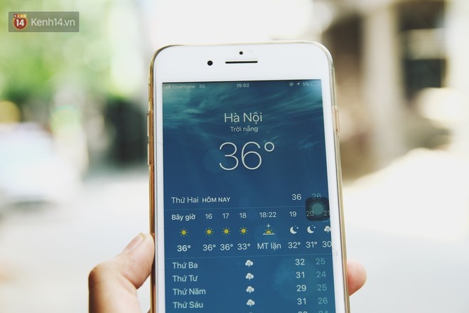 Chùm ảnh: Hôm nay Hà Nội nắng nóng gắt nhất từ đầu mùa, người dân vật vã khi ra đường - Ảnh 1.