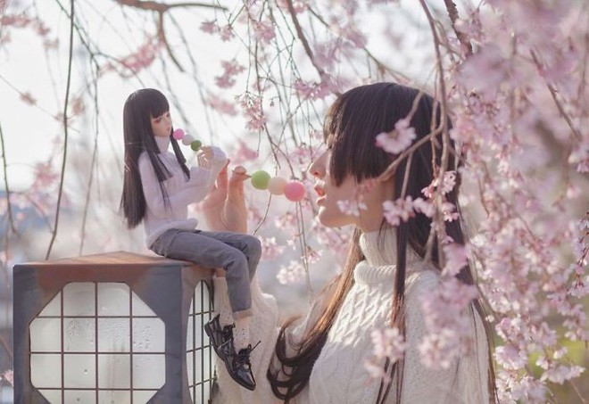 Cô gái Nhật Bản tạo dáng đôi với búp bê trong bộ ảnh vừa đẹp vừa kỳ quặc đến rùng mình - Ảnh 4.