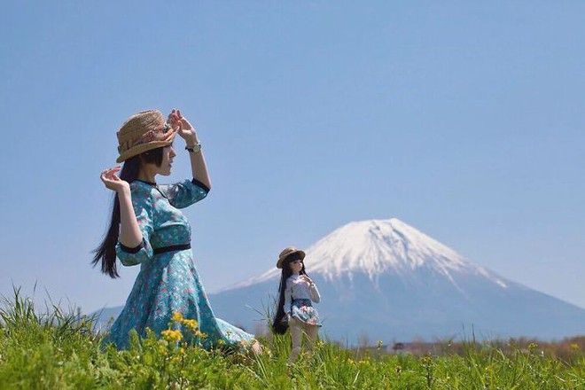 Cô gái Nhật Bản tạo dáng đôi với búp bê trong bộ ảnh vừa đẹp vừa kỳ quặc đến rùng mình - Ảnh 5.