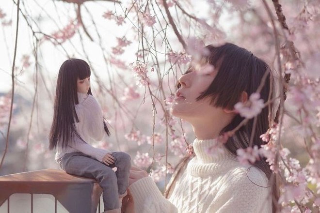 Cô gái Nhật Bản tạo dáng đôi với búp bê trong bộ ảnh vừa đẹp vừa kỳ quặc đến rùng mình - Ảnh 6.