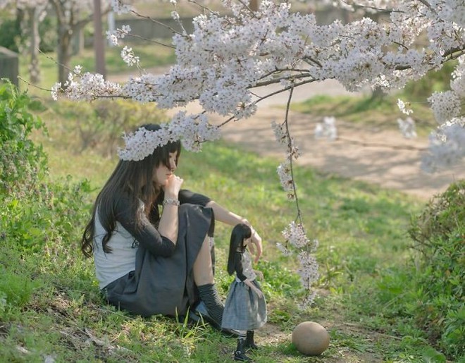 Cô gái Nhật Bản tạo dáng đôi với búp bê trong bộ ảnh vừa đẹp vừa kỳ quặc đến rùng mình - Ảnh 12.