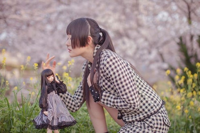 Cô gái Nhật Bản tạo dáng đôi với búp bê trong bộ ảnh vừa đẹp vừa kỳ quặc đến rùng mình - Ảnh 14.