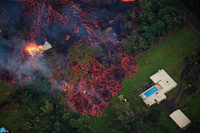 Dung nham phun trào cao tới 70m, nuốt chửng 30 căn nhà ở Hawaii: cảnh tượng từ trên cao nhìn như cổng địa ngục - Ảnh 3.