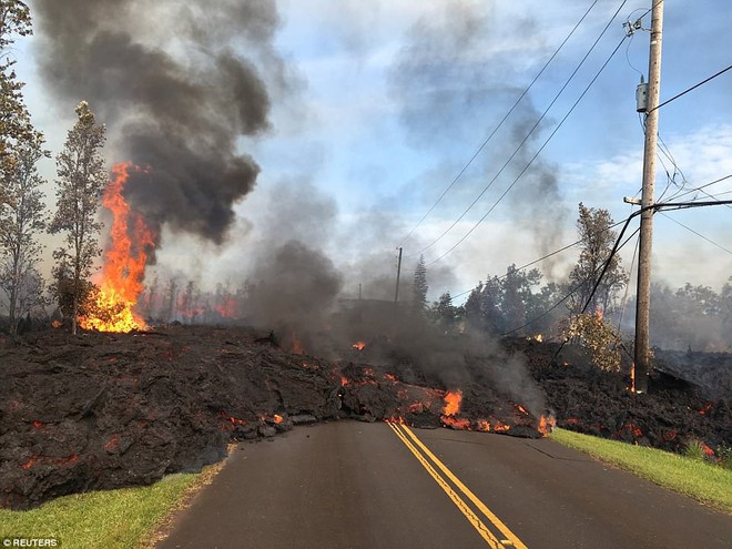 Dung nham phun trào cao tới 70m, nuốt chửng 30 căn nhà ở Hawaii: cảnh tượng từ trên cao nhìn như cổng địa ngục - Ảnh 10.