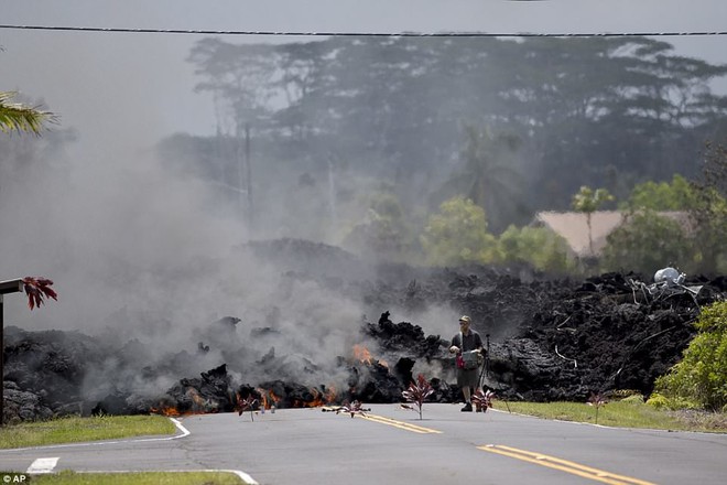 Dung nham phun trào cao tới 70m, nuốt chửng 30 căn nhà ở Hawaii: cảnh tượng từ trên cao nhìn như cổng địa ngục - Ảnh 11.