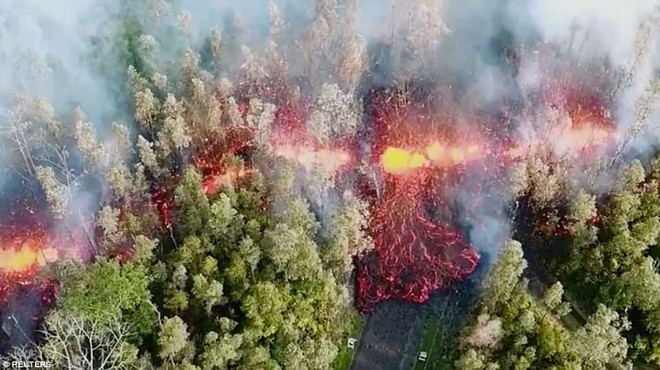 Dung nham phun trào cao tới 70m, nuốt chửng 30 căn nhà ở Hawaii: cảnh tượng từ trên cao nhìn như cổng địa ngục - Ảnh 12.