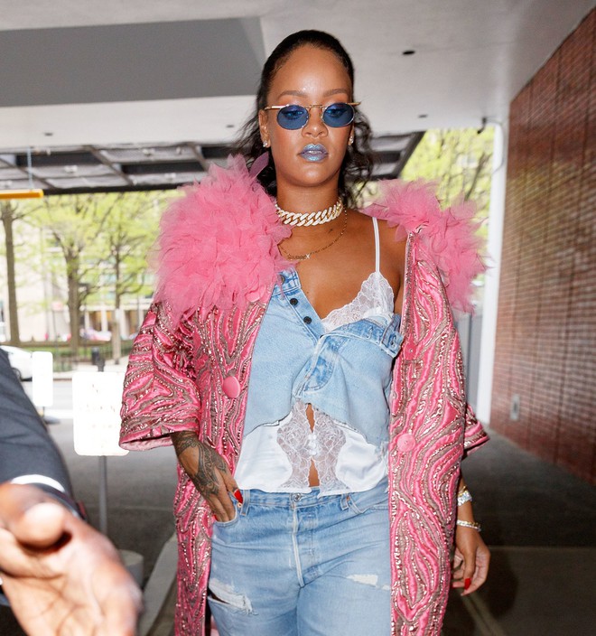 Rihanna mặc hẳn chân váy denim thành áo, bạn nghĩ đấy là xu hướng hay thảm họa? - Ảnh 2.