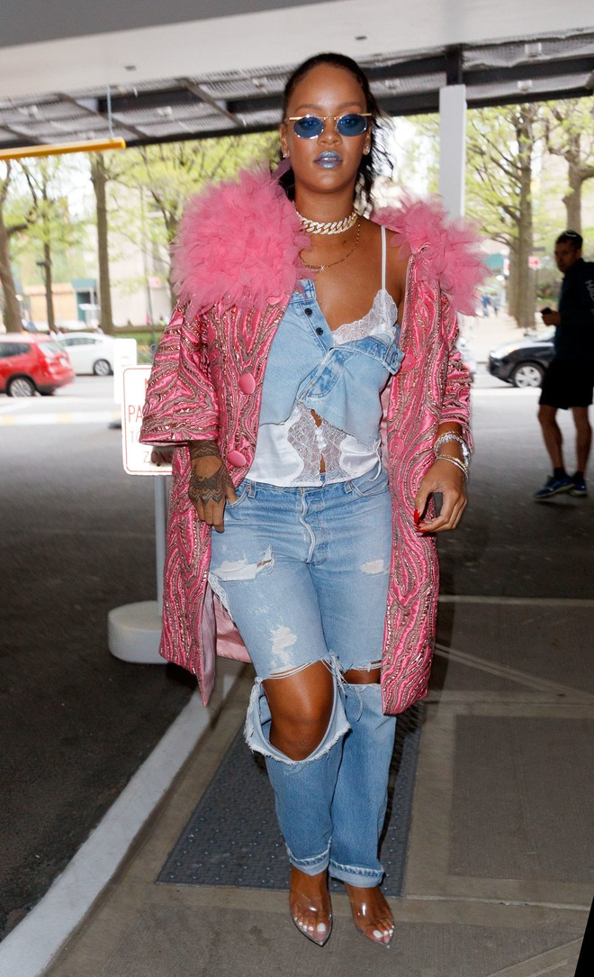 Rihanna mặc hẳn chân váy denim thành áo, bạn nghĩ đấy là xu hướng hay thảm họa? - Ảnh 1.