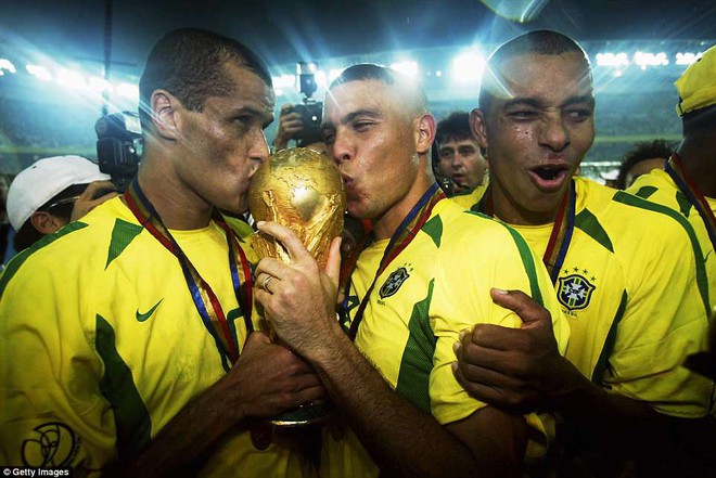 20 năm trước, “Người ngoài hành tinh” Ronaldo đang làm ngây ngất hàng triệu con tim - Ảnh 9.