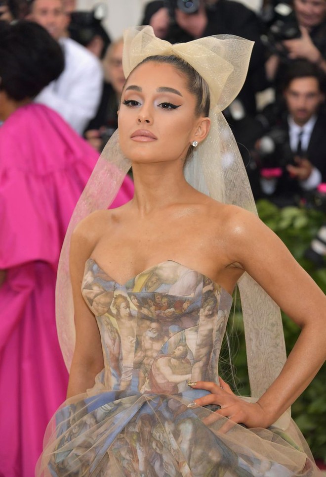 Ariana Grande nhắn nhủ gì tới các fan bị bùng kèo khi mặc chiếc váy phán xét cuối cùng? - Ảnh 2.