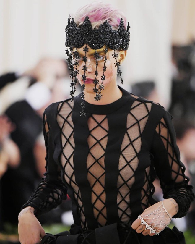 Met Gala 2018: Cara Delevingne khoe cơ thể địa đàng, Selena hóa thiên thần nhưng nhạt nhẽo, Anne Hathaway đẹp tỏa hào quang - Ảnh 12.