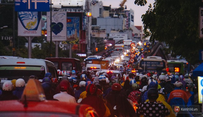 Cửa ngõ sân bay Tân Sơn Nhất ngập nước và kẹt xe kinh hoàng sau mưa lớn, người dân chôn chân hàng giờ đồng hồ - Ảnh 2.