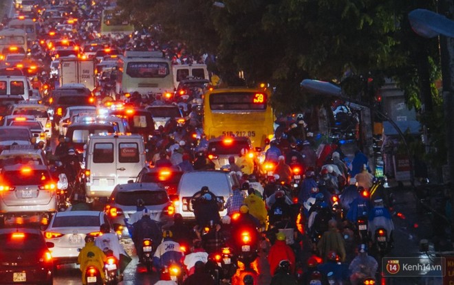 Cửa ngõ sân bay Tân Sơn Nhất ngập nước và kẹt xe kinh hoàng sau mưa lớn, người dân chôn chân hàng giờ đồng hồ - Ảnh 3.