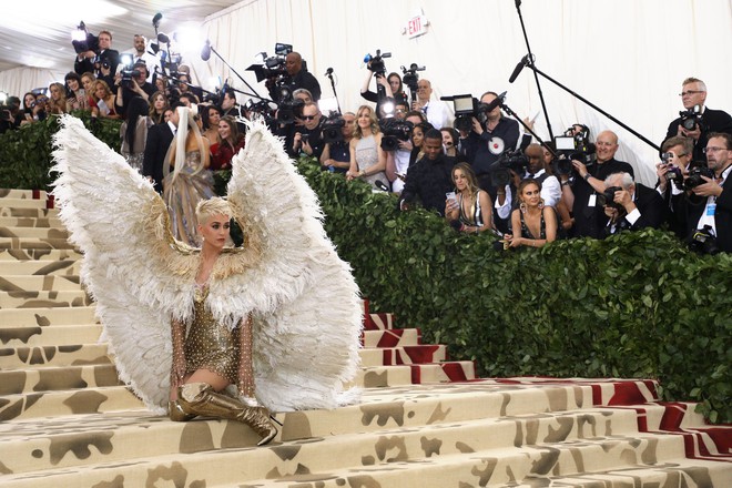 Met Gala 2018: Cara Delevingne khoe cơ thể địa đàng, Selena hóa thiên thần nhưng nhạt nhẽo, Anne Hathaway đẹp tỏa hào quang - Ảnh 5.