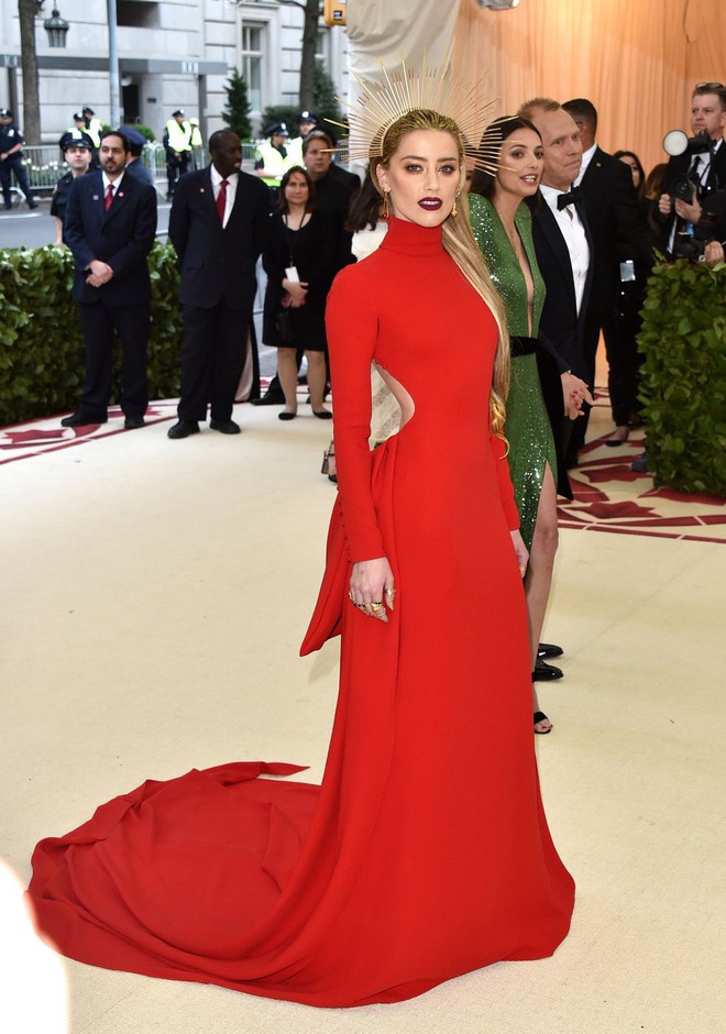 Met Gala 2018: Cara Delevingne khoe cơ thể địa đàng, Selena hóa thiên thần nhưng nhạt nhẽo, Anne Hathaway đẹp tỏa hào quang - Ảnh 23.