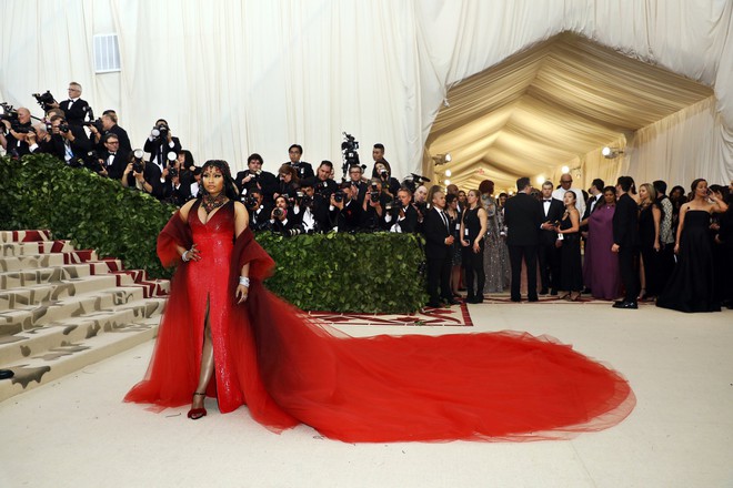 Met Gala 2018: Cara Delevingne khoe cơ thể địa đàng, Selena hóa thiên thần nhưng nhạt nhẽo, Anne Hathaway đẹp tỏa hào quang - Ảnh 49.