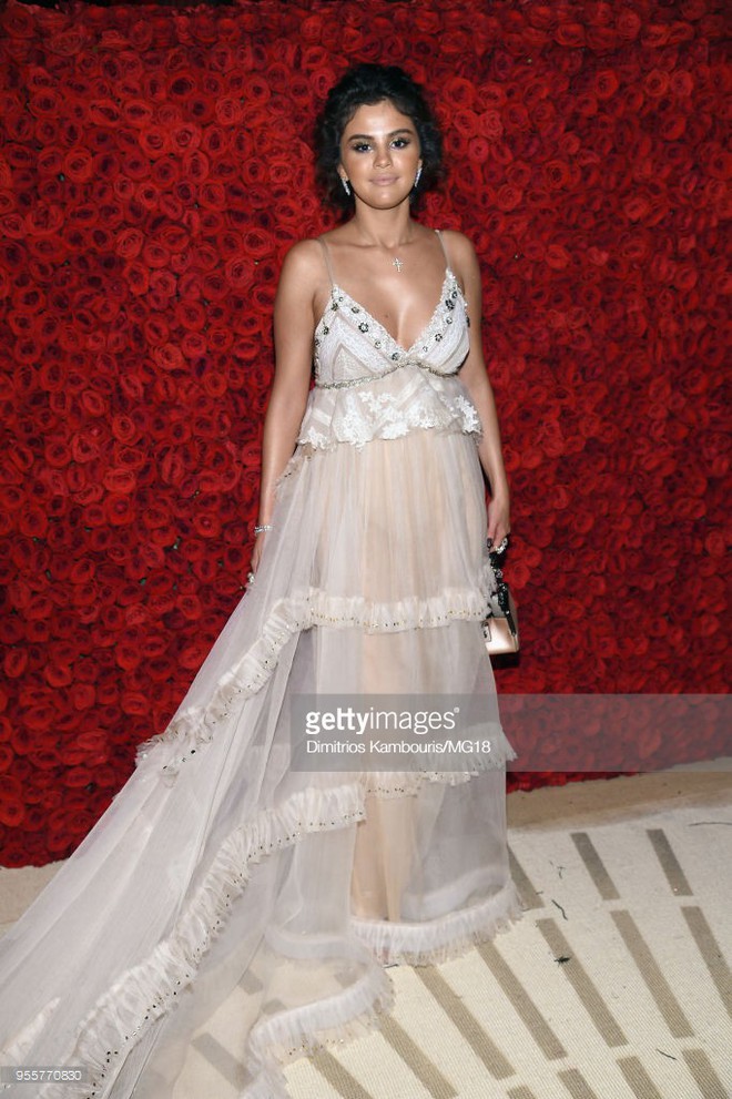 Met Gala mỗi năm lại có một nhân vật bị chế ảnh và nạn nhân lần này là làn da nâu của Selena - Ảnh 2.