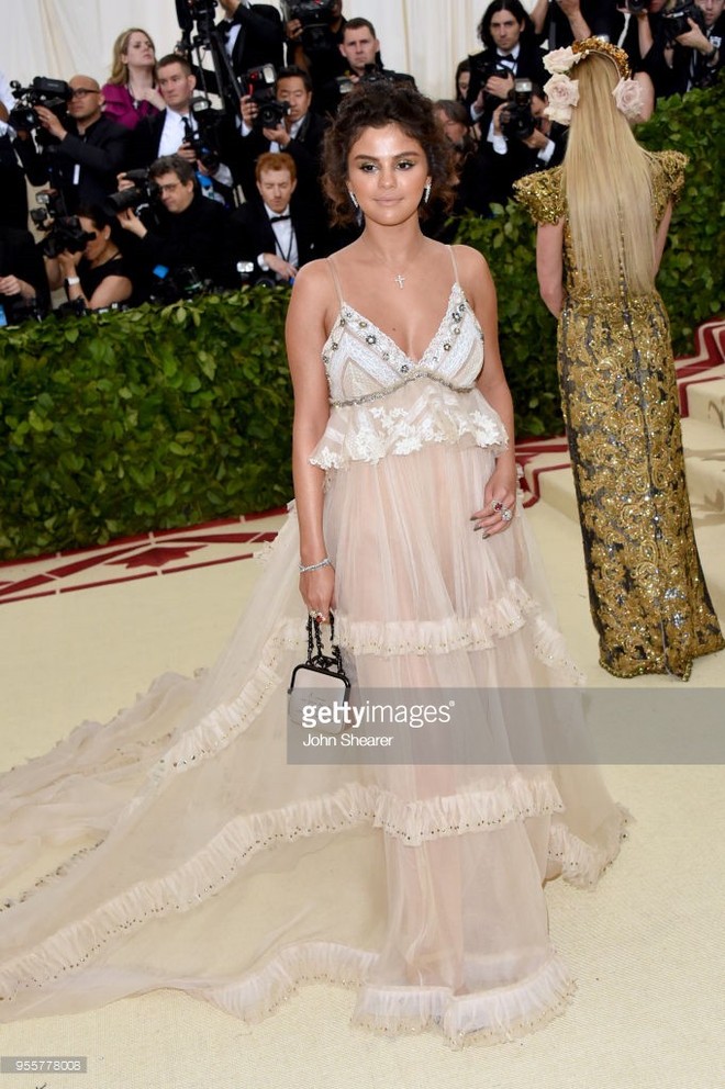 Cận cảnh vẻ kém sắc của Selena Gomez tại Met Gala: Vừa béo vừa nhợt nhạt thua xa các mỹ nhân khác - Ảnh 5.