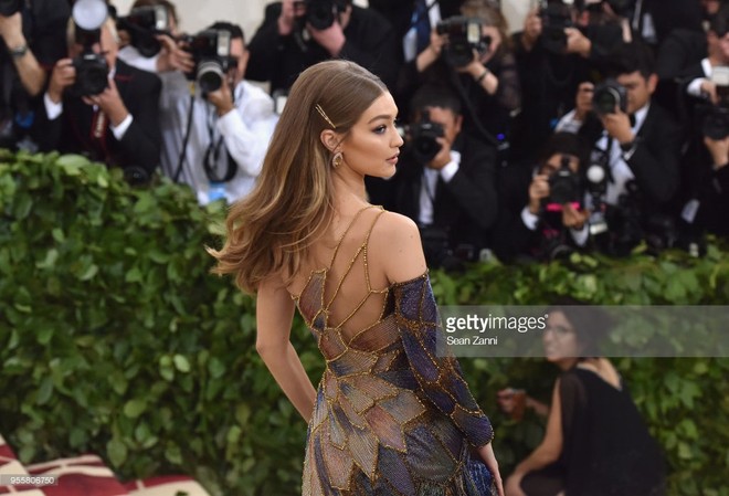 Chưa biết mặc đúng chủ đề Met Gala không, chỉ vẻ đẹp tiên nữ của Gigi Hadid cũng đủ làm người ta xao xuyến - Ảnh 10.