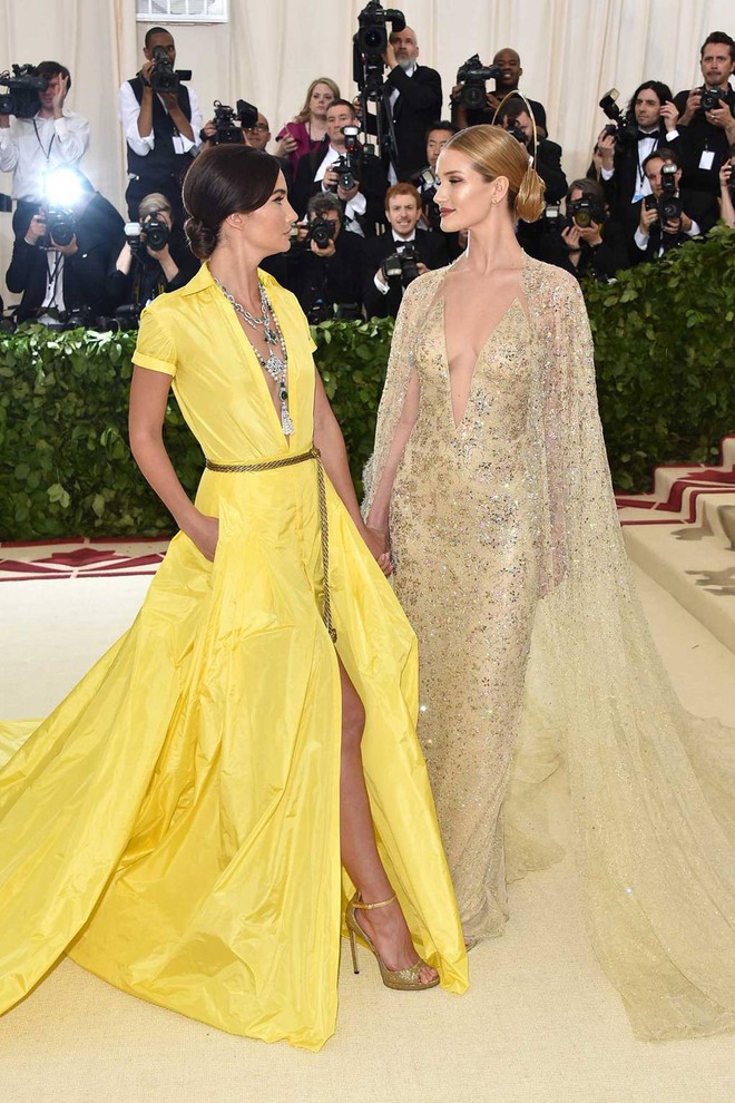 Met Gala 2018: Cara Delevingne khoe cơ thể địa đ&agrave;ng, Selena h&oacute;a thi&ecirc;n thần nhưng nhạt nhẽo, Anne Hathaway đẹp tỏa h&agrave;o quang - Ảnh 66.