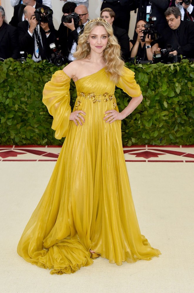 Met Gala 2018: Cara Delevingne khoe cơ thể địa đ&agrave;ng, Selena h&oacute;a thi&ecirc;n thần nhưng nhạt nhẽo, Anne Hathaway đẹp tỏa h&agrave;o quang - Ảnh 22.