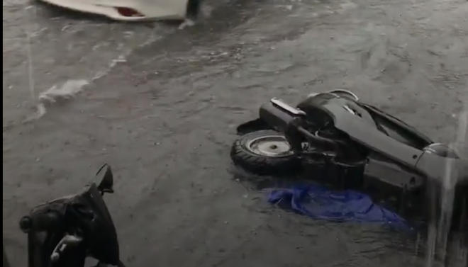 Clip: Xe máy ô tô lạc trôi giữa phố Sài Gòn do ngập lụt sau mưa lớn - Ảnh 2.