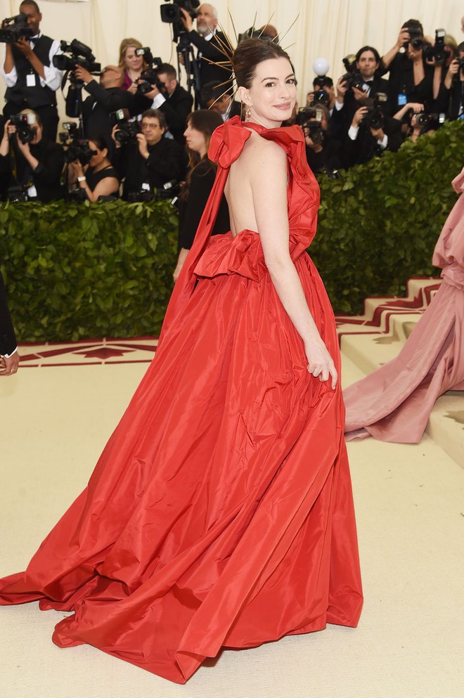 Met Gala 2018: Cara Delevingne khoe cơ thể địa đàng, Selena hóa thiên thần nhưng nhạt nhẽo, Anne Hathaway đẹp tỏa hào quang - Ảnh 7.