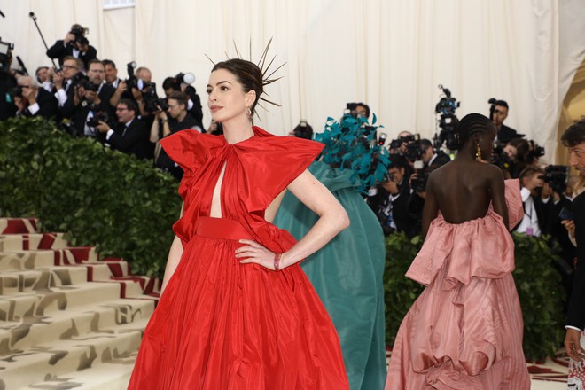 Met Gala 2018: Cara Delevingne khoe cơ thể địa đ&agrave;ng, Selena h&oacute;a thi&ecirc;n thần nhưng nhạt nhẽo, Anne Hathaway đẹp tỏa h&agrave;o quang - Ảnh 8.