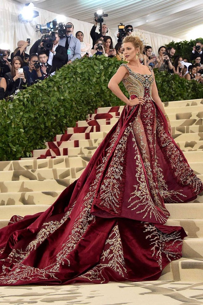 Met Gala 2018: Cara Delevingne khoe cơ thể địa đàng, Selena hóa thiên thần nhưng nhạt nhẽo, Anne Hathaway đẹp tỏa hào quang - Ảnh 18.