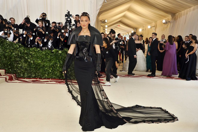 Met Gala 2018: Cara Delevingne khoe cơ thể địa đàng, Selena hóa thiên thần nhưng nhạt nhẽo, Anne Hathaway đẹp tỏa hào quang - Ảnh 17.