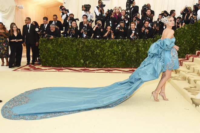 Met Gala 2018: Cara Delevingne khoe cơ thể địa đ&agrave;ng, Selena h&oacute;a thi&ecirc;n thần nhưng nhạt nhẽo, Anne Hathaway đẹp tỏa h&agrave;o quang - Ảnh 24.