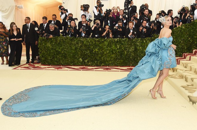 Met Gala 2018: Cara Delevingne khoe cơ thể địa đàng, Selena hóa thiên thần nhưng nhạt nhẽo, Anne Hathaway đẹp tỏa hào quang - Ảnh 24.