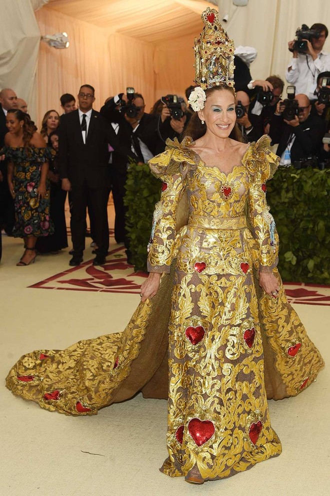 Met Gala 2018: Cara Delevingne khoe cơ thể địa đàng, Selena hóa thiên thần nhưng nhạt nhẽo, Anne Hathaway đẹp tỏa hào quang - Ảnh 25.