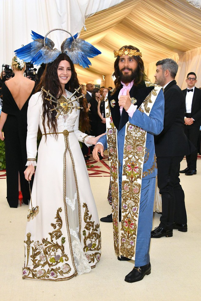 Met Gala 2018: Cara Delevingne khoe cơ thể địa đ&agrave;ng, Selena h&oacute;a thi&ecirc;n thần nhưng nhạt nhẽo, Anne Hathaway đẹp tỏa h&agrave;o quang - Ảnh 3.