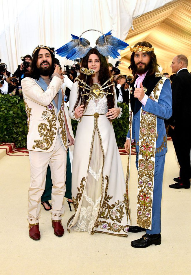 Met Gala 2018: Cara Delevingne khoe cơ thể địa đàng, Selena hóa thiên thần nhưng nhạt nhẽo, Anne Hathaway đẹp tỏa hào quang - Ảnh 4.