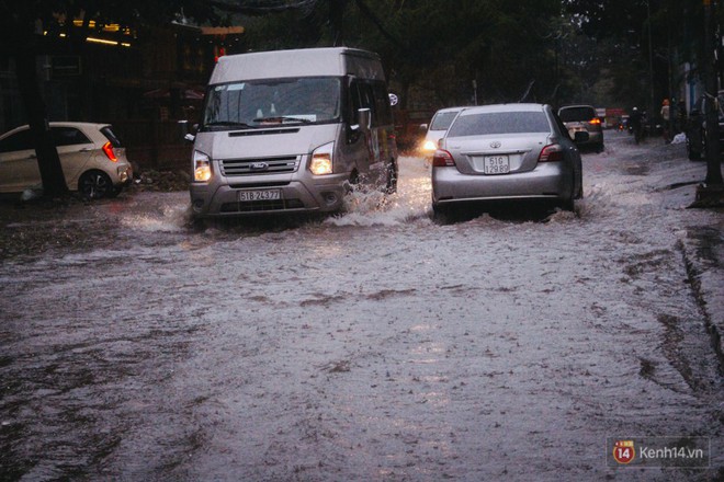 Cửa ngõ sân bay Tân Sơn Nhất ngập nước và kẹt xe kinh hoàng sau mưa lớn, người dân chôn chân hàng giờ đồng hồ - Ảnh 9.