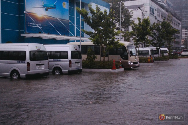 Cửa ngõ sân bay Tân Sơn Nhất ngập nước và kẹt xe kinh hoàng sau mưa lớn, người dân chôn chân hàng giờ đồng hồ - Ảnh 12.