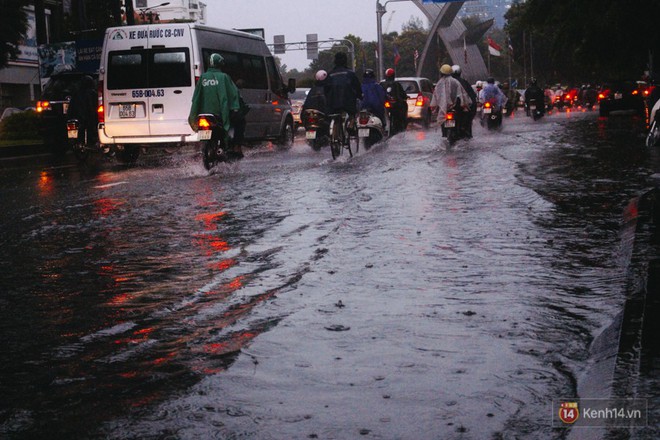 Cửa ngõ sân bay Tân Sơn Nhất ngập nước và kẹt xe kinh hoàng sau mưa lớn, người dân chôn chân hàng giờ đồng hồ - Ảnh 13.
