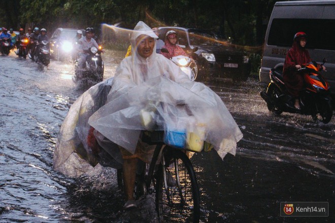 Cửa ngõ sân bay Tân Sơn Nhất ngập nước và kẹt xe kinh hoàng sau mưa lớn, người dân chôn chân hàng giờ đồng hồ - Ảnh 15.