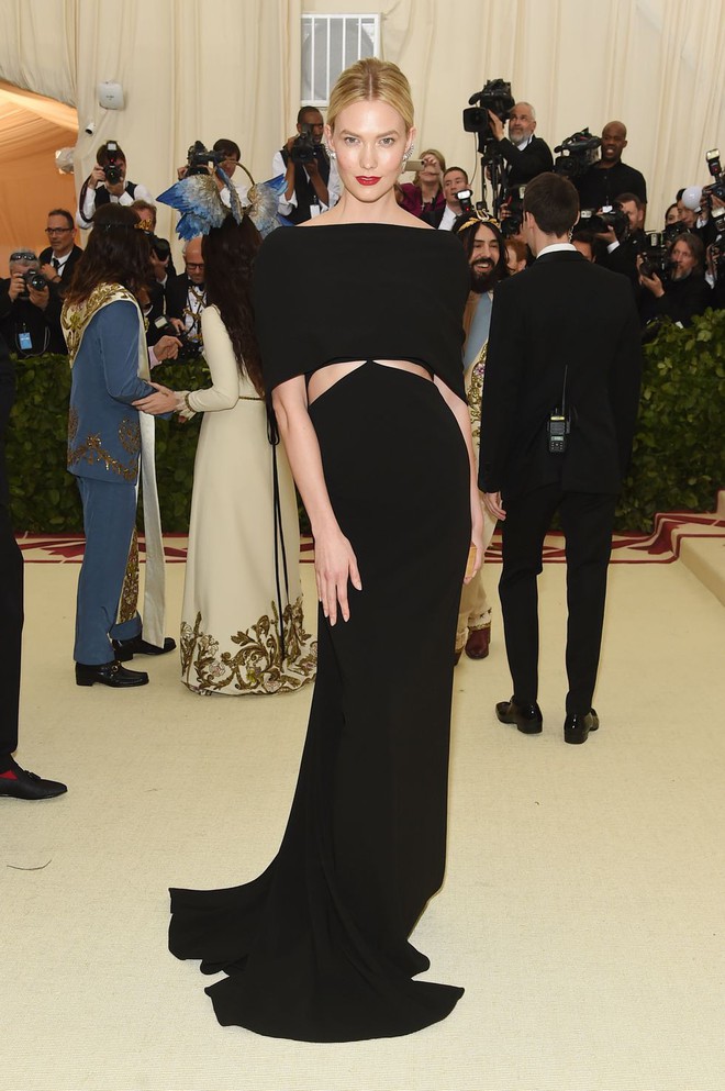 Met Gala 2018: Cara Delevingne khoe cơ thể địa đàng, Selena hóa thiên thần nhưng nhạt nhẽo, Anne Hathaway đẹp tỏa hào quang - Ảnh 56.