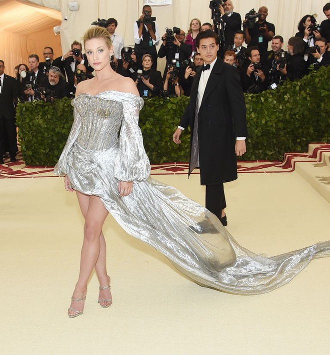 Met Gala 2018: Cara Delevingne khoe cơ thể địa đ&agrave;ng, Selena h&oacute;a thi&ecirc;n thần nhưng nhạt nhẽo, Anne Hathaway đẹp tỏa h&agrave;o quang - Ảnh 44.