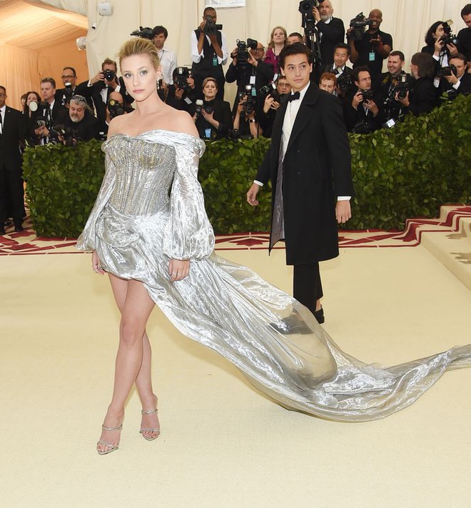 Met Gala 2018: Cara Delevingne khoe cơ thể địa đàng, Selena hóa thiên thần nhưng nhạt nhẽo, Anne Hathaway đẹp tỏa hào quang - Ảnh 44.