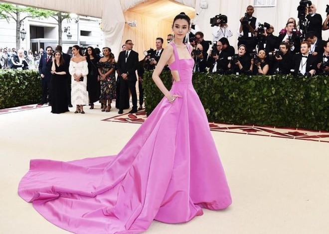 Trung Quốc có tới 3 người đẹp dự Met Gala 2018, và cả 3 đều mờ nhạt vì mặc sai chủ đề - Ảnh 1.