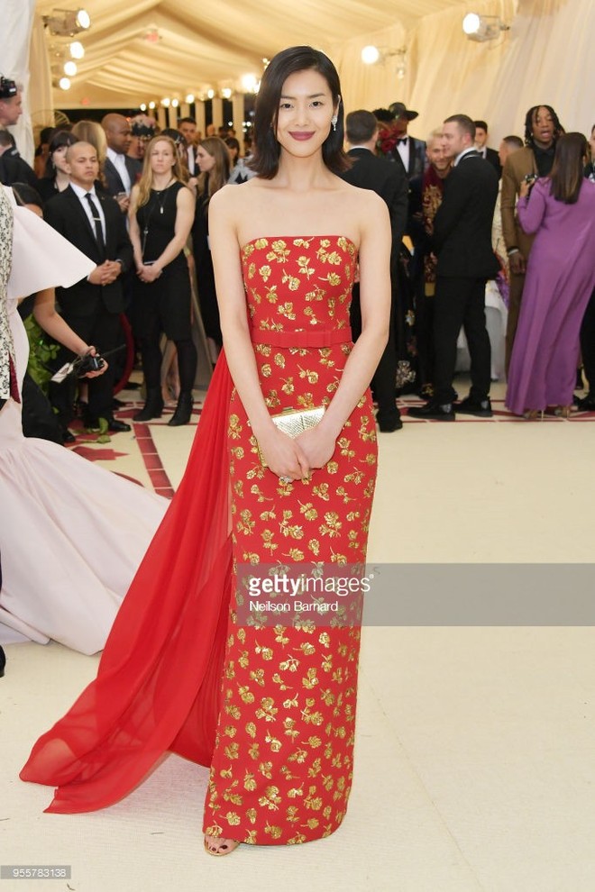 Trung Quốc có tới 3 người đẹp dự Met Gala 2018, và cả 3 đều mờ nhạt vì mặc sai chủ đề - Ảnh 3.