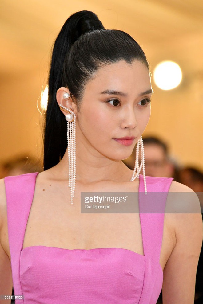 Trung Quốc có tới 3 người đẹp dự Met Gala 2018, và cả 3 đều mờ nhạt vì mặc sai chủ đề - Ảnh 2.