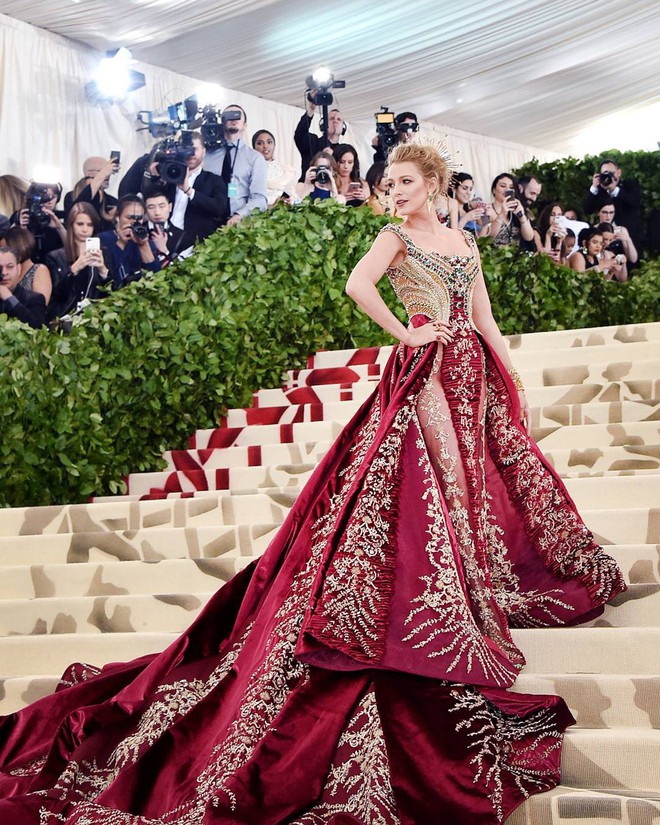 Blake Lively diện v&aacute;y cồng kềnh đến mức phải thu&ecirc; ri&ecirc;ng xe bus để đi tới Met Gala 2018 - Ảnh 3.