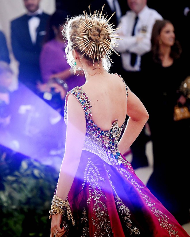 Blake Lively diện v&aacute;y cồng kềnh đến mức phải thu&ecirc; ri&ecirc;ng xe bus để đi tới Met Gala 2018 - Ảnh 4.